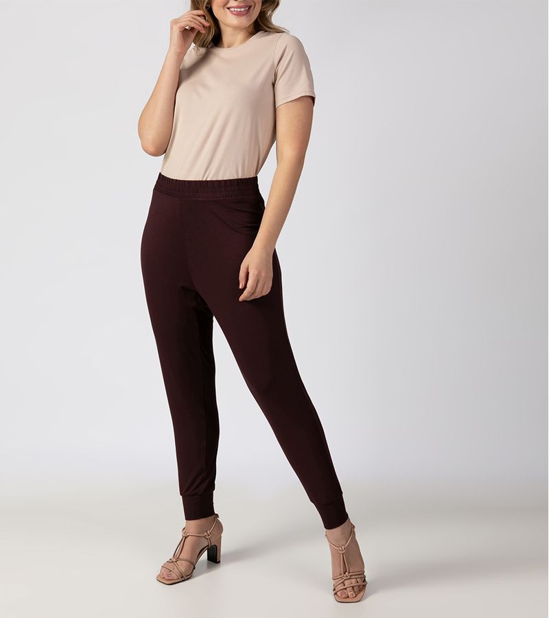 camiseta-t-shirt-21191-mousse-calca-jogging-20108-tannat-frente