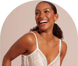 Mulher sorrindo com lingerie branca